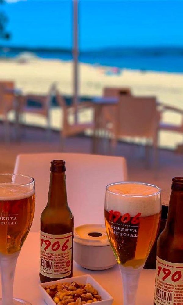 cervezas servidas en la terraza del hotel leal la sirena