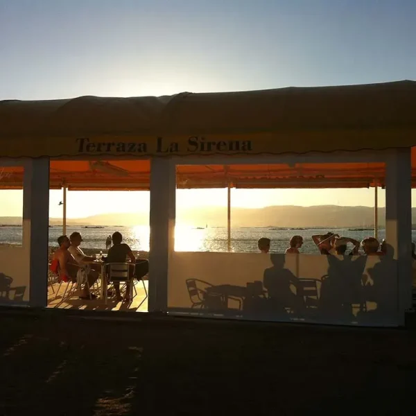 terraza del restaurante de los jardines del hotel leal en pontevedra